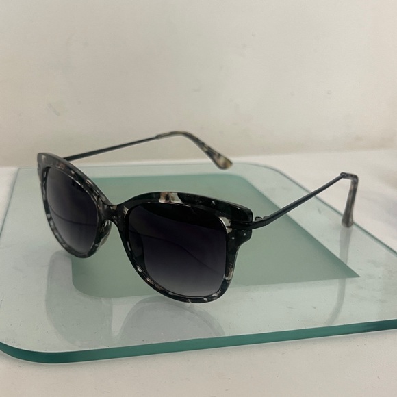 Oscar De La Renta Acetate Tortoise Shell Cat Eye Sunglasses Black - Picture 12 of 17